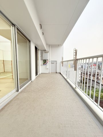 【バルコニー】 | ローレルコートかしわ台 | 約12.00㎡のバルコニーになります。
ゆったりとした時間をお過ごしできます。