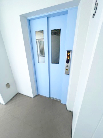 【その他共用部分】 | ローレルコートかしわ台 | お買い物時やベビーカーの出し入れに便利なエレベーター付です。