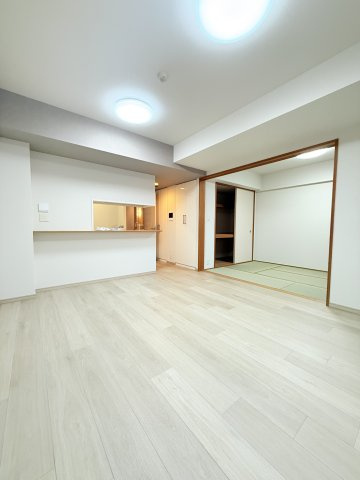 【居間・リビング】 | ローレルコートかしわ台 | 約13.4帖のリビングは南向きで日当たり・風通し◎
2025年10月新規リフォーム！