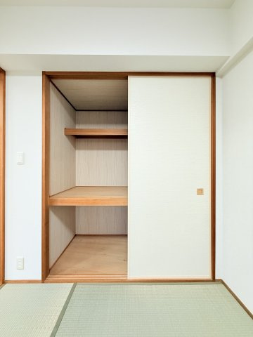 【和室】 | ローレルコートかしわ台 | 約5.5帖和室の押入になります。