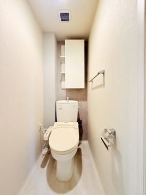 【トイレ】 | ローレルコートかしわ台 | 温水洗浄便座付のトイレです。 毎日使う場所だから、
より快適な空間に仕上げられています。