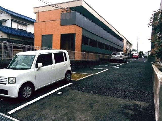 プリムヴェール十番館の駐車場