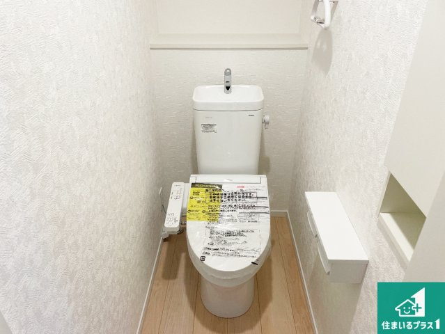 近江八幡市堀上町　第7期　新築一戸建てのトイレ|1・2階の2ヶ所にあるので、朝の忙しい時間の順番待ちもなく、深夜の利用にも大変便利です。