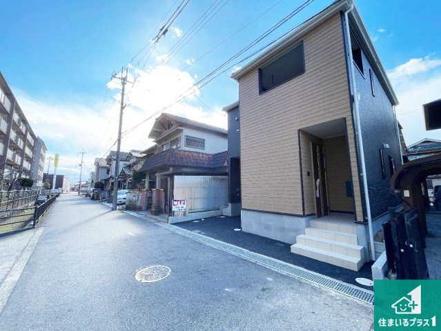 近江八幡市堀上町　第7期　新築一戸建ての前面道路含む現地写真|周辺は閑静な住宅街！前面道路広々で車の出し入れも便利です。駐車が苦手な方でも安心して車庫入れできます！