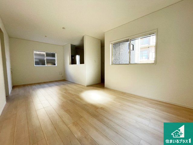 近江八幡市堀上町　第7期　新築一戸建ての居間・リビング|日当たり良好の明るいリビングで朝の目覚めもスッキリできそう！対面キッチンでご家族のコミュニケーションも自然と増える設計！小さなお子様が遊ぶスペースを作っても広々とくつろげるLDK！