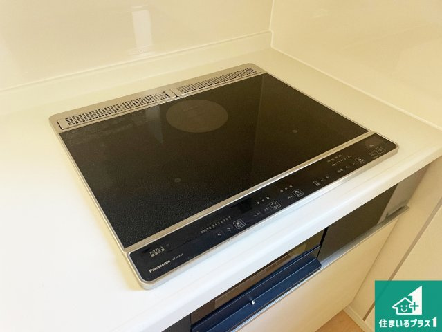 近江八幡市堀上町　第7期　新築一戸建ての設備|火を使わないので、安心なＩＨコンロ！でこぼこが無い構造なので、掃除もしやすく清潔に保てます！