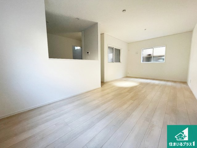 近江八幡市堀上町　第7期　新築一戸建ての居間・リビング|日当たり良好の明るいリビングで朝の目覚めもスッキリできそう！対面キッチンでご家族のコミュニケーションも自然と増える設計！小さなお子様が遊ぶスペースを作っても広々とくつろげるLDK！