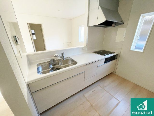 近江八幡市堀上町　第7期　新築一戸建てのキッチン|リビングと統一感があり、使い勝手のいいキッチン。広々としているので、二人並んで作業が出来ちゃいます。お子様と一緒に色々なお料理に挑戦できるスペースがあります。