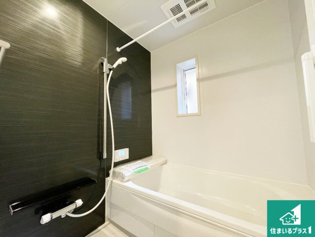 近江八幡市堀上町　第7期　新築一戸建ての浴室|足をゆったり伸ばして寛げる浴槽です。窓が設けられていますので差し込む光が明るく穏やかな雰囲気にしてくれます♪浴室乾燥機も設置しているので、雨の日の洗濯物も安心です♪