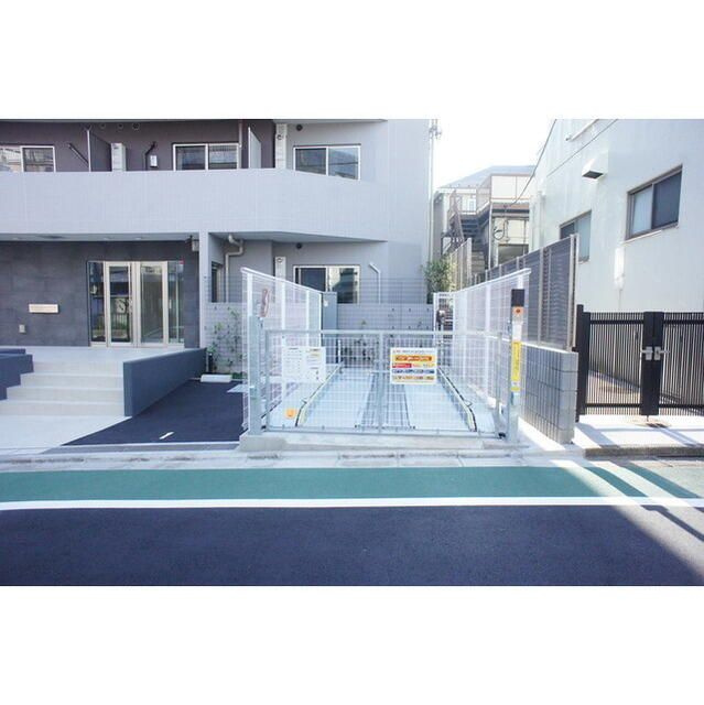 ラティエラ都立大学の駐車場