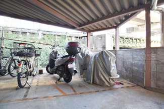 【駐車場】 | バイク置き場。空き区画の有無や駐輪料金、サイズおよび排気量規定などについては、改めてお問い合わせください。～即日のご見学可能～　お問合せはお気軽にどうぞ。

