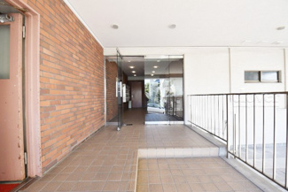 【エントランス】 | お客様を、そして住人を出迎えてくれるマンションのエントランス。ゴミが落ちていないことからも、管理状態の良さや住民の節度の高さが見て取れます。～即日のご見学可能～　お問合せはお気軽にどうぞ。
