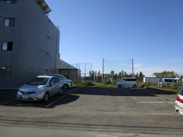 ウェルデ壱番館の駐車場