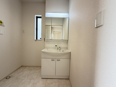 【独立洗面台】 | 読谷村瀬名波（全2棟） | A号棟　三面鏡付き洗髪洗面化粧台♪