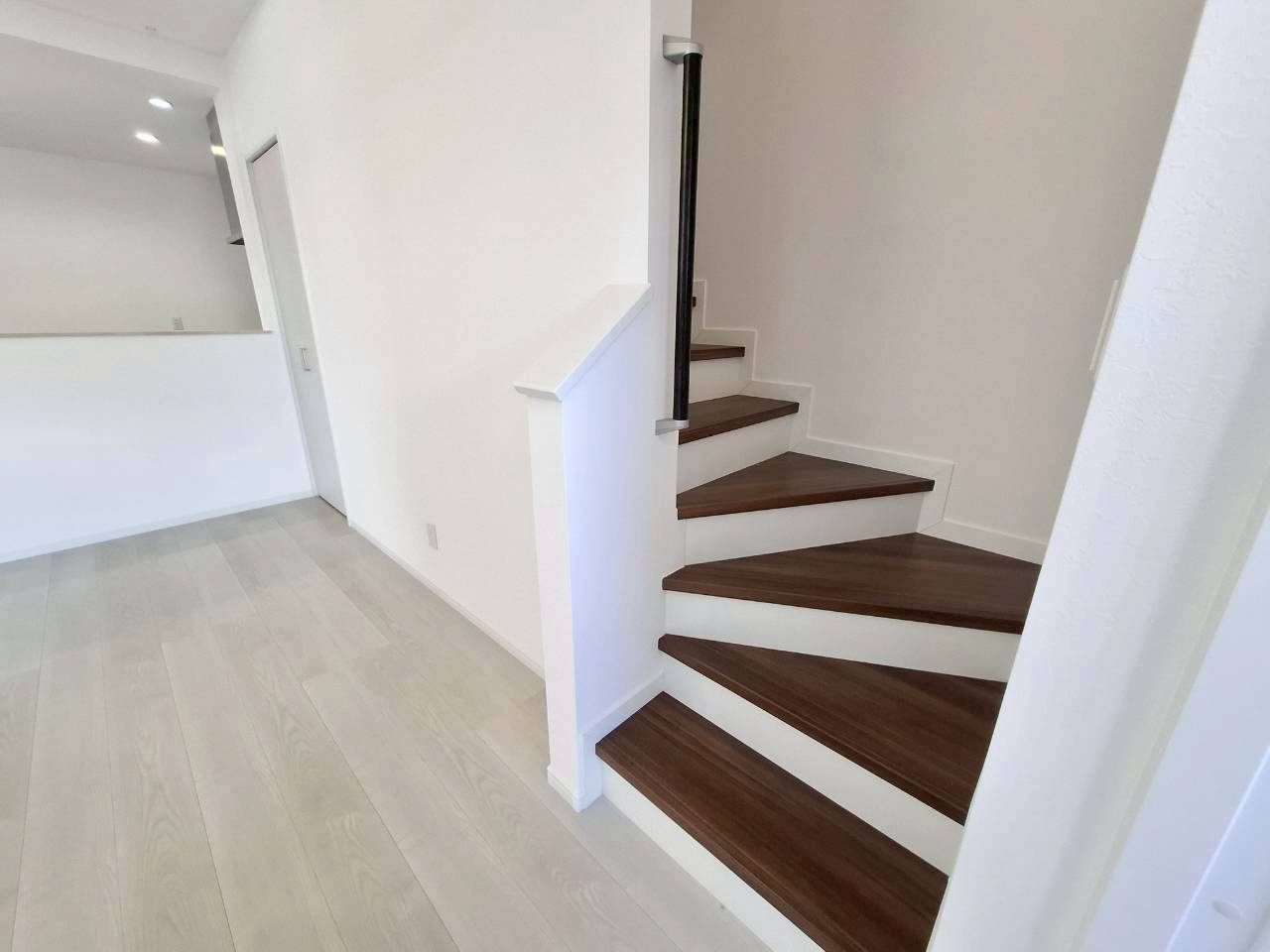 クローバーエース嘉手納屋良　3号棟の内装|リビングイン階段