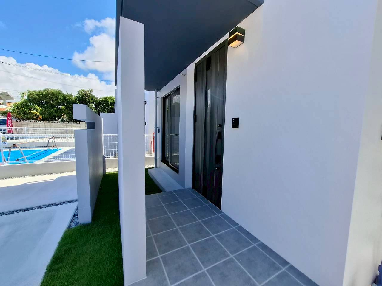 クローバーエース嘉手納屋良　3号棟の玄関