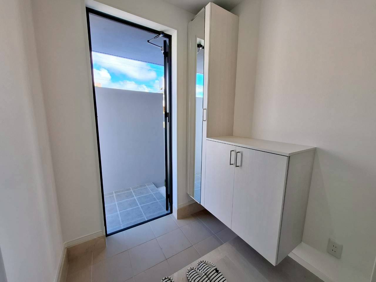 クローバーエース嘉手納屋良　3号棟の玄関