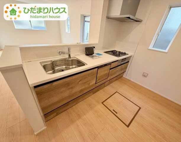 野田五木新町　新築戸建　1号棟のキッチン|手元は隠しながら、リビングとも会話できるセミオープンキッチン							
