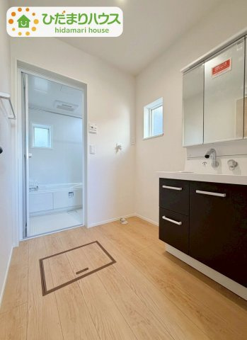 野田五木新町　新築戸建　1号棟の洗面所|大きな三面鏡の独立洗面。鏡の後ろは収納となっているのでスッキリと整理できます！							
