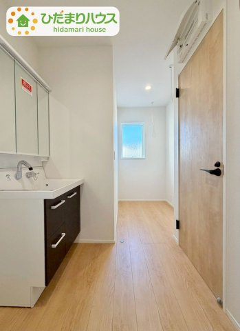 野田五木新町　新築戸建　1号棟の洗面所|ゆったりとした洗面所で、忙しい朝の支度もストレスなくできますね♪							
