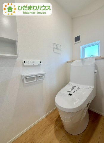 野田五木新町　新築戸建　1号棟のトイレ|小窓が付いているので、トイレも明るい空間になっております♪							
