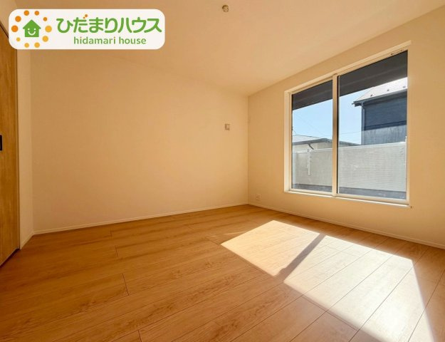 野田五木新町　新築戸建　1号棟の寝室|バルコニーに面していて、たっぷり光りの入る明るい主寝室です！							
