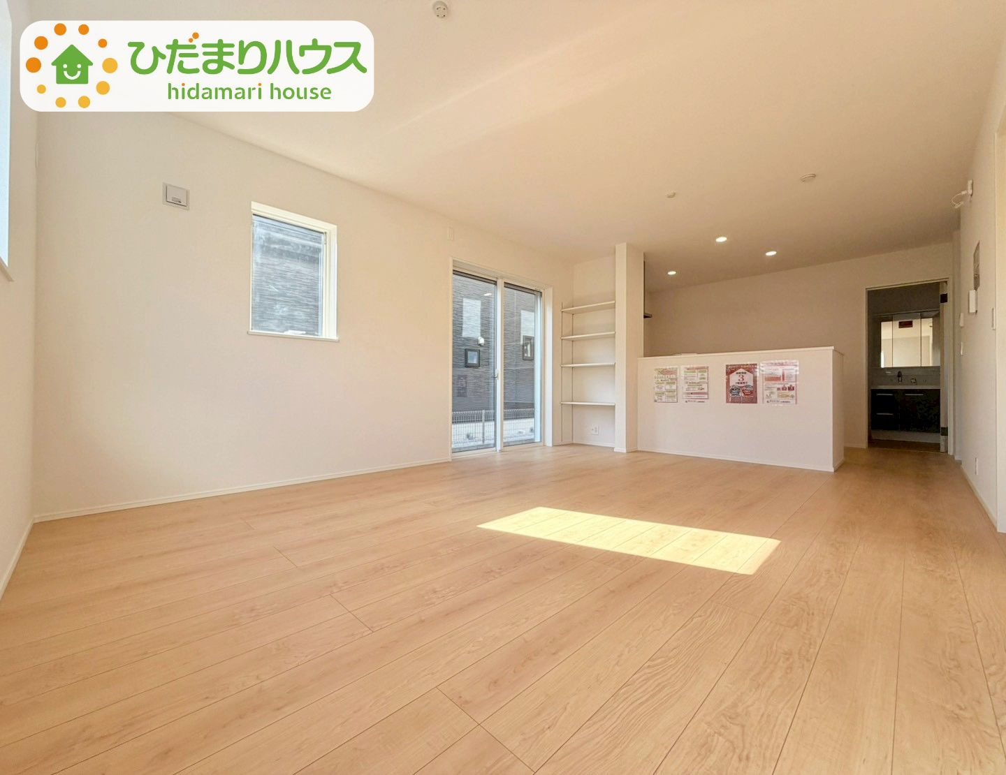 野田五木新町　新築戸建　1号棟の居間・リビング|家族だんらんで、笑顔のたえない時間も増えそうな広々としたLDKが魅力です(^^)/窓も多くて明るい空間でくつろげます。							
