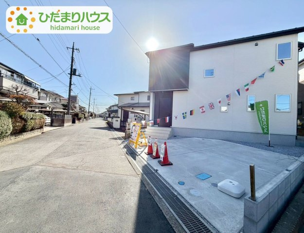 野田五木新町　新築戸建　1号棟の前面道路含む現地写真|ゆったりとしたカースペースで、ファミリーカーや軽自動車もラクラク駐車出来ますね♪							
