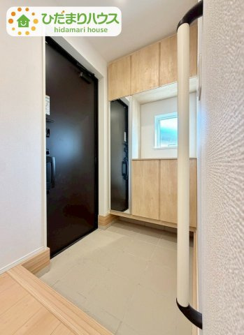 野田五木新町　新築戸建　1号棟の玄関|"収納力のあるシューズボックスは姿見付き。お出掛け前に身だしなみをチェックしましょう！"							
