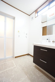 【脱衣所】 | 【仲介手数料不要】四街道市もねの里2丁目　中古戸建【内・外装リフォーム完了済み】