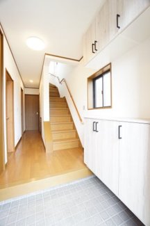 【玄関】 | 【仲介手数料不要】四街道市もねの里2丁目　中古戸建【内・外装リフォーム完了済み】