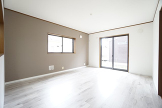 【居間・リビング】 | 【当社売主】四街道市もねの里2丁目　中古戸建【内・外装リフォーム完了済み】