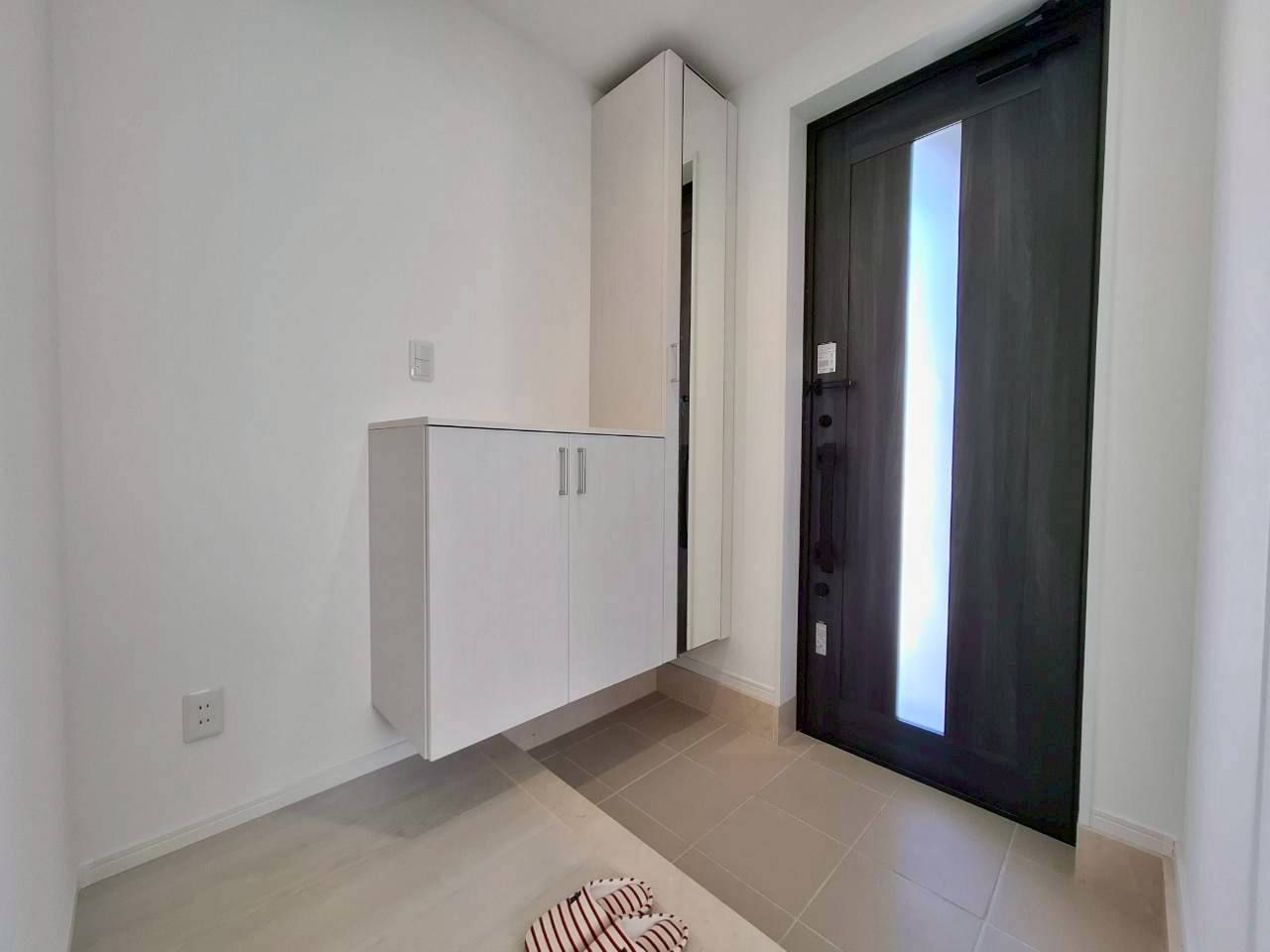 クローバーエース嘉手納屋良　4号棟の玄関|全身鏡あり♪