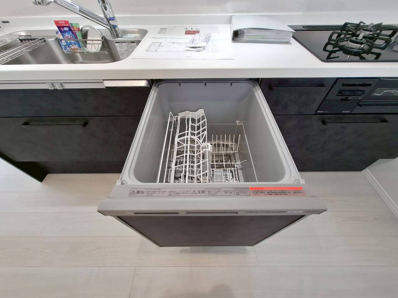 クローバーエース嘉手納屋良　4号棟のキッチン|食器洗乾燥機