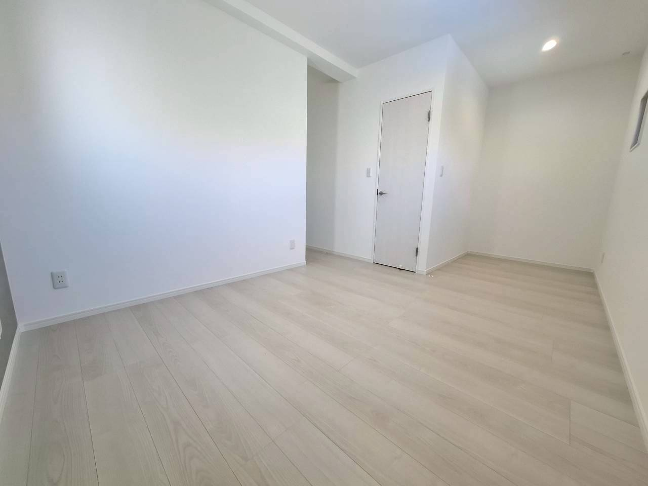 クローバーエース嘉手納屋良　4号棟の洋室|8.1帖
