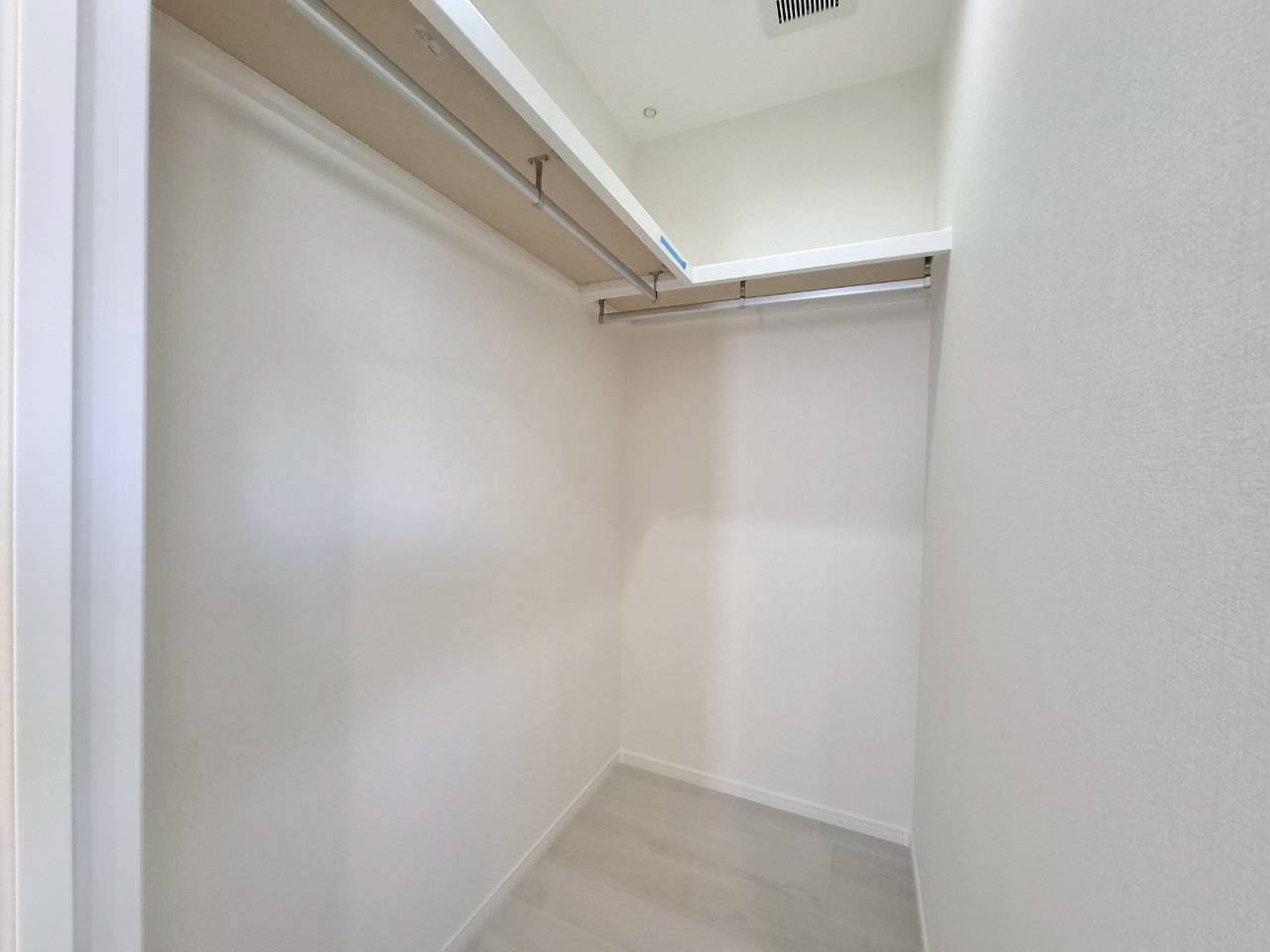 クローバーエース嘉手納屋良　4号棟の収納|ウォークインクローゼット