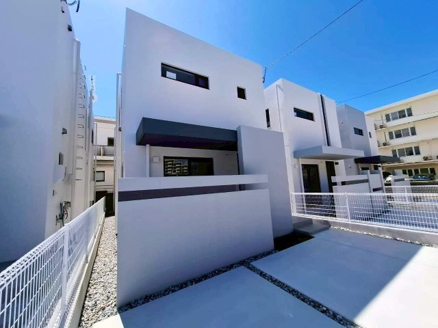 クローバーエース嘉手納屋良　4号棟の外観