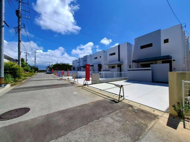 クローバーエース嘉手納屋良　4号棟の前面道路含む現地写真|残り3棟です！
