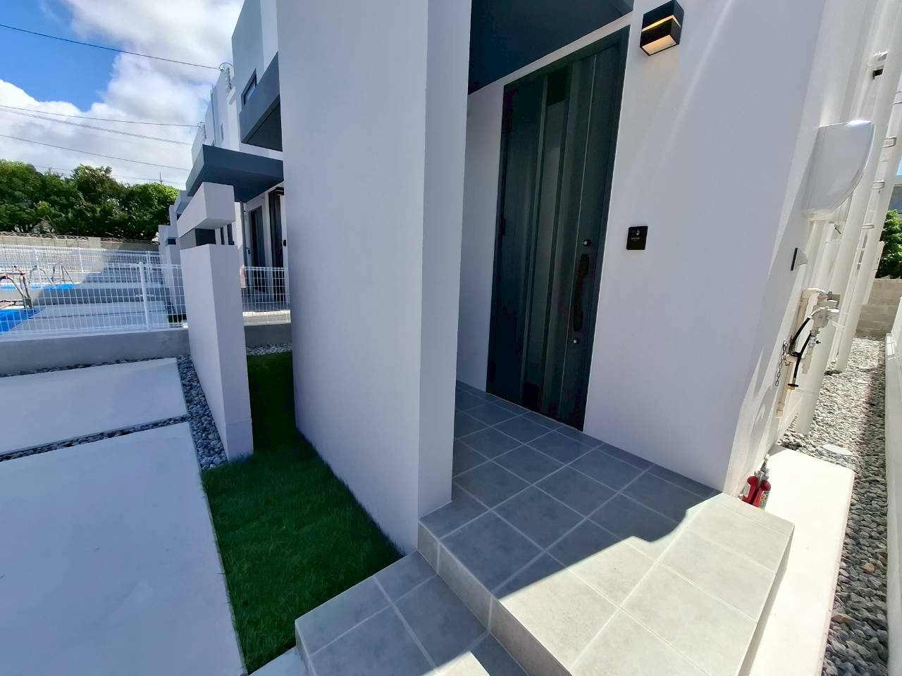 クローバーエース嘉手納屋良　4号棟の玄関