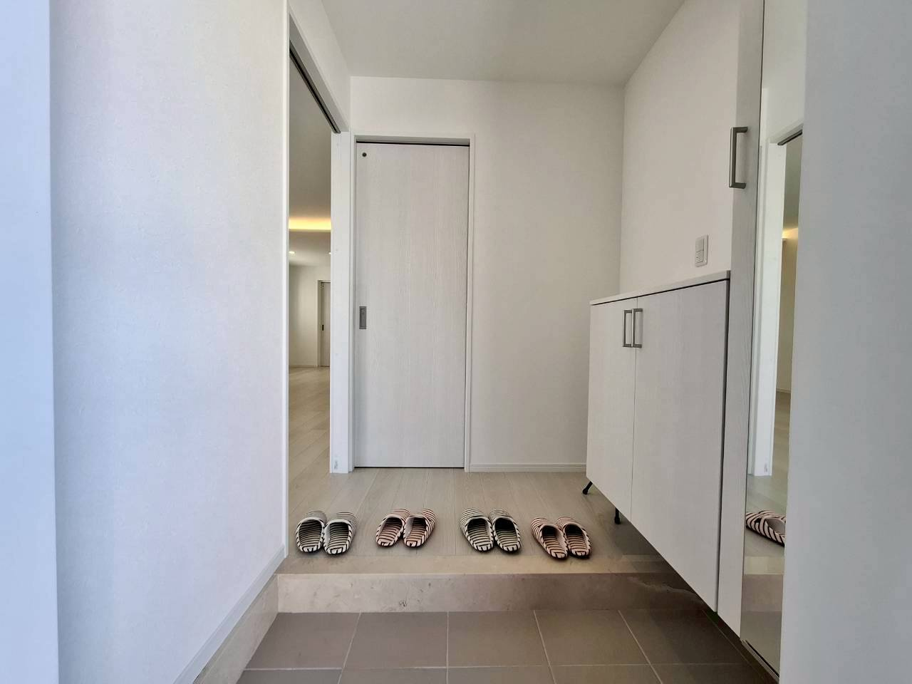 クローバーエース嘉手納屋良　4号棟の玄関