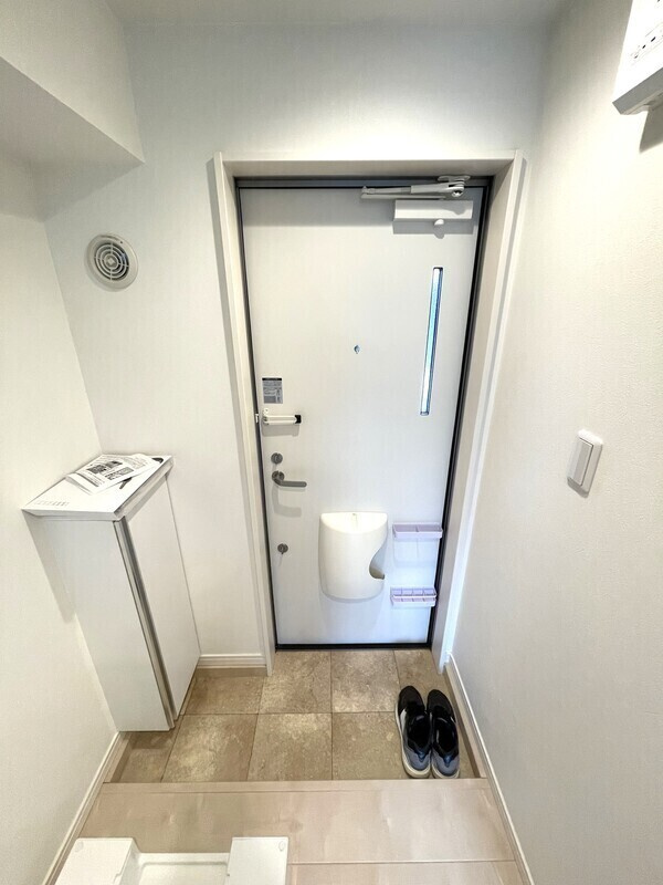 アザーレ・ターコイズよみうりランド前の玄関|別部屋の参考写真です。