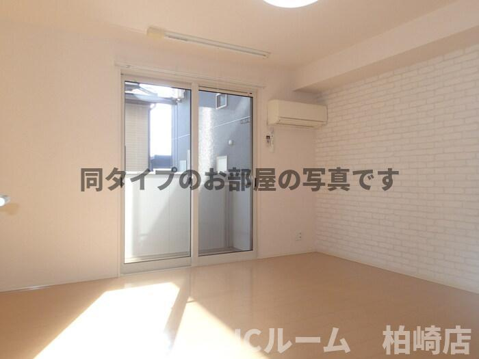 柏崎市三和町のアパートの居間・リビング
