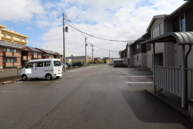 柏崎市三和町のアパートの駐車場