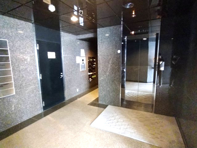 エイビスビルのエントランス