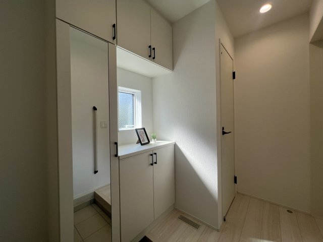 一周まわって平屋の良さは戸建なのにワンフロア！【大和市福田】新築戸建の玄関|シンプルで使いやすい玄関です