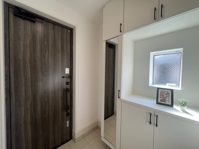 一周まわって平屋の良さは戸建なのにワンフロア！【大和市福田】新築戸建の玄関|玄関です