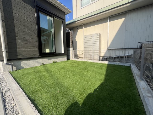 一周まわって平屋の良さは戸建なのにワンフロア！【大和市福田】新築戸建の庭|お庭の付いた物件です