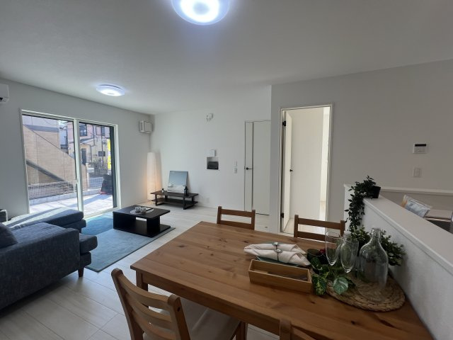 一周まわって平屋の良さは戸建なのにワンフロア！【大和市福田】新築戸建の居間・リビング|使いやすい居間です