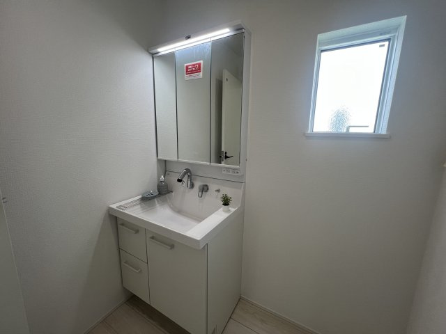 一周まわって平屋の良さは戸建なのにワンフロア！【大和市福田】新築戸建の独立洗面台|独立洗面台、小物を置くことができて便利です