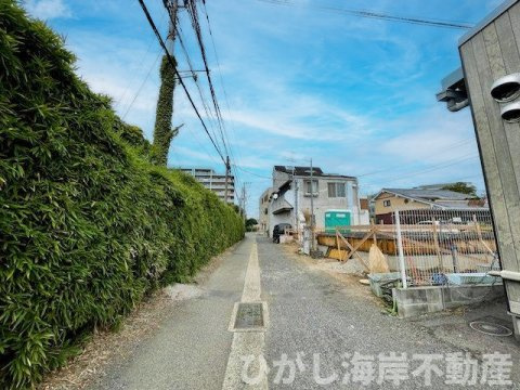 平塚市上平塚　新築戸建　全2棟の前面道路含む現地写真|9月23日撮影　建築中　現地外観